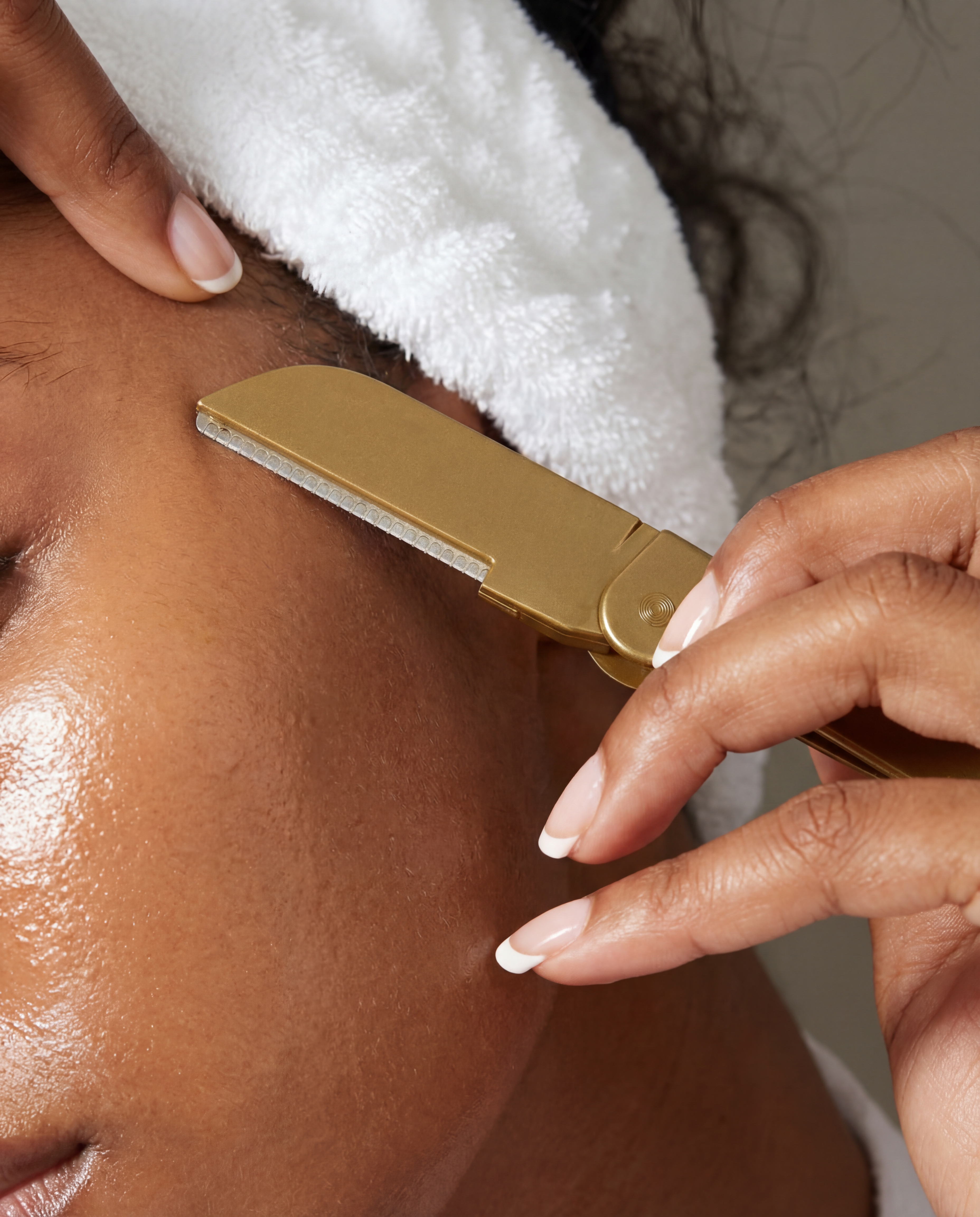 Razors vs Dermaplaning Tools: What’s the Difference?
