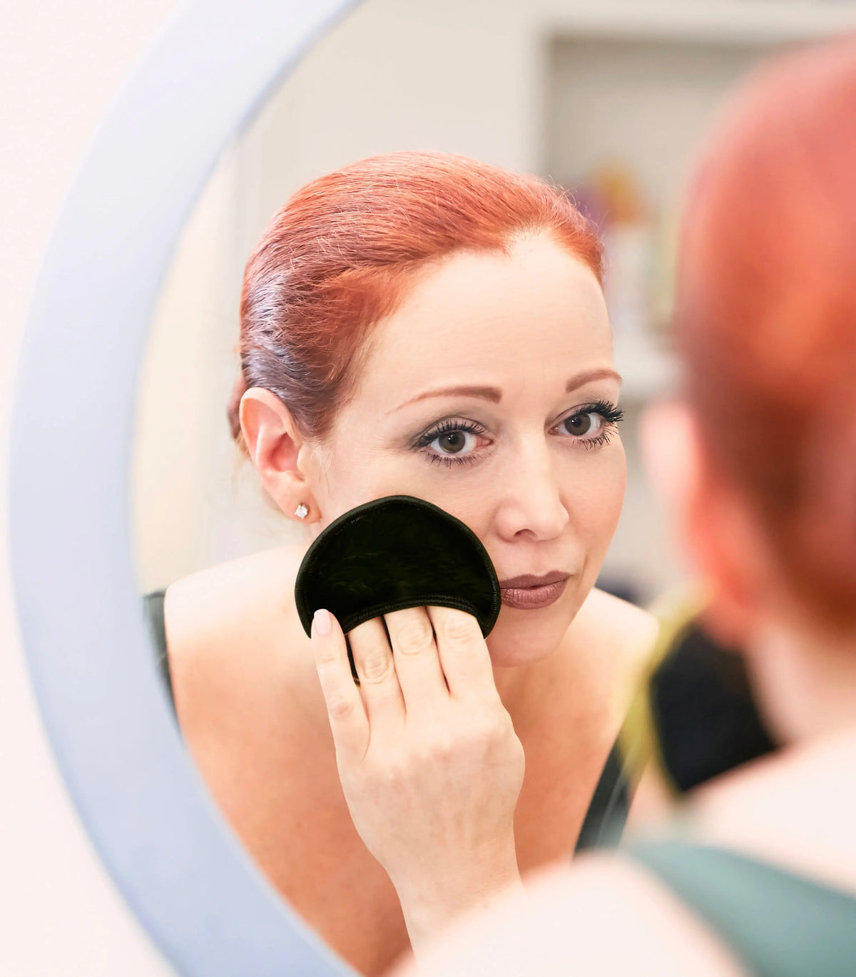 Eco-friendly microfibre cleansing pads for gentle skin care - Hollywood Browzer