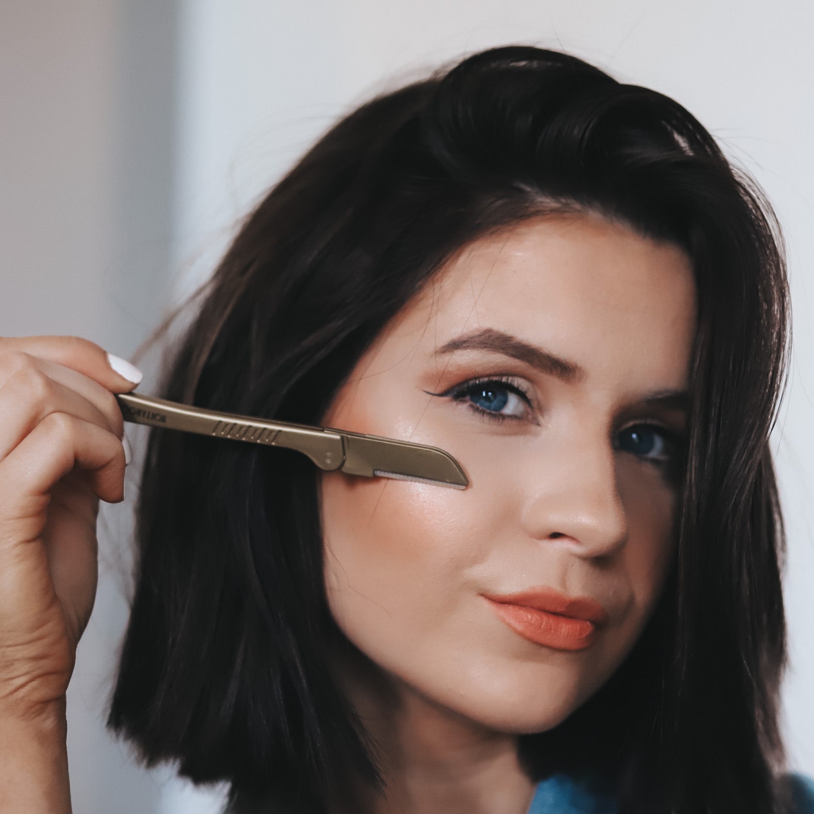 Lady Using Gold Browzer